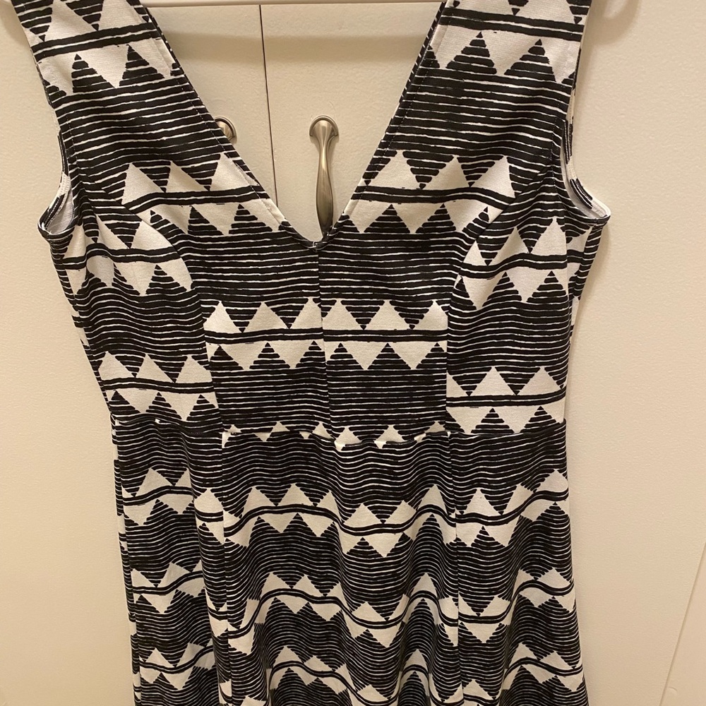 H&M Black & White Geometric V-Neck Midi Dress